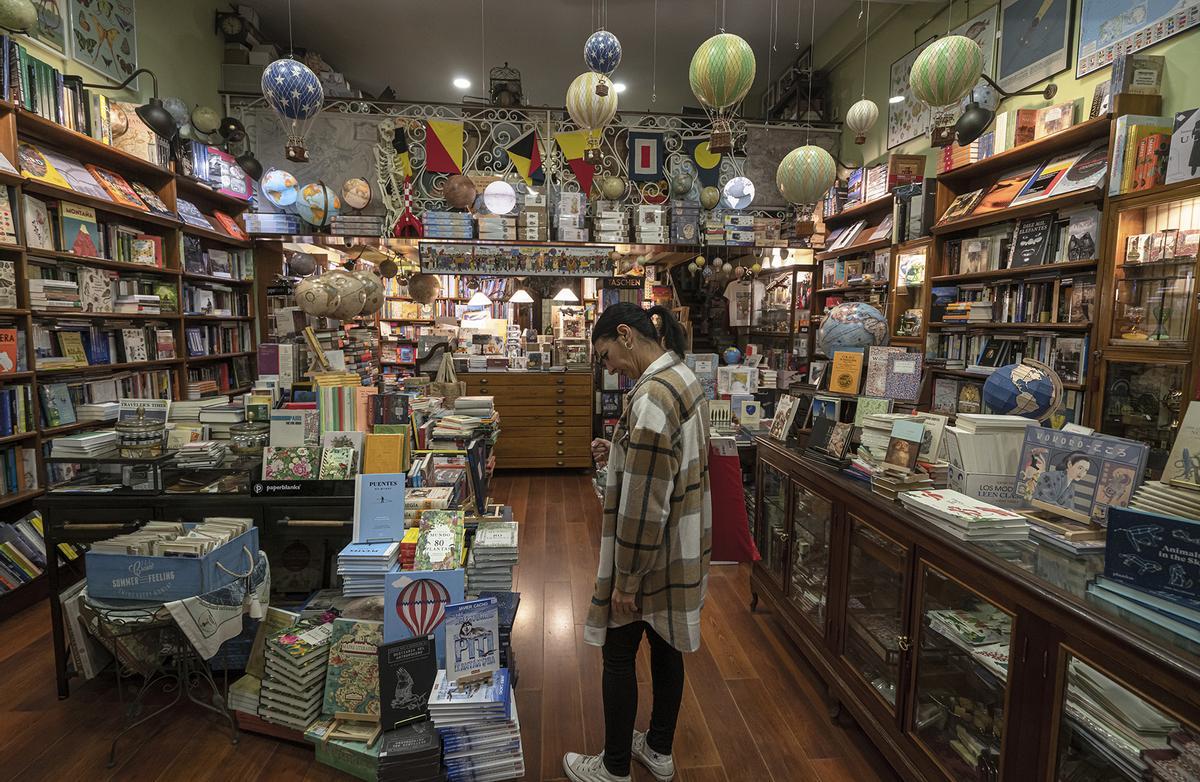 Libros y mapas reciben al lector.