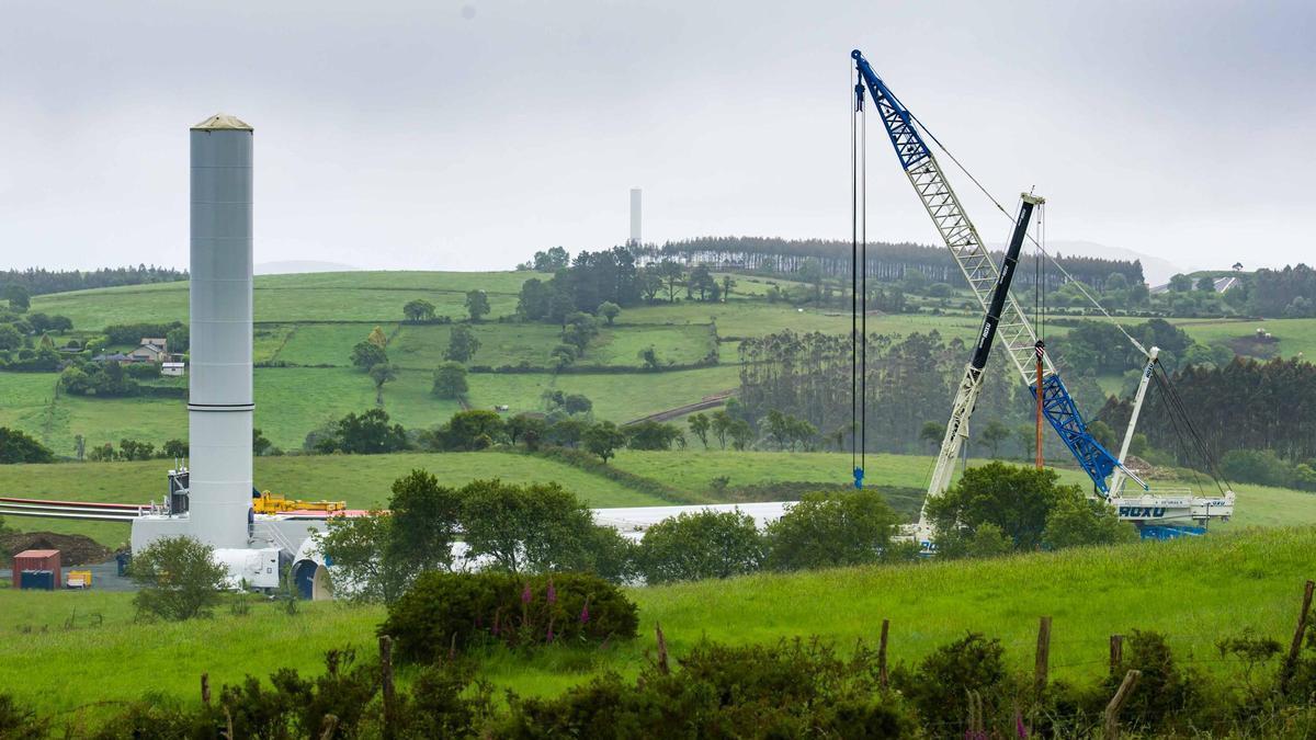 Obras de repotenciación en un parque eólico de Galicia.