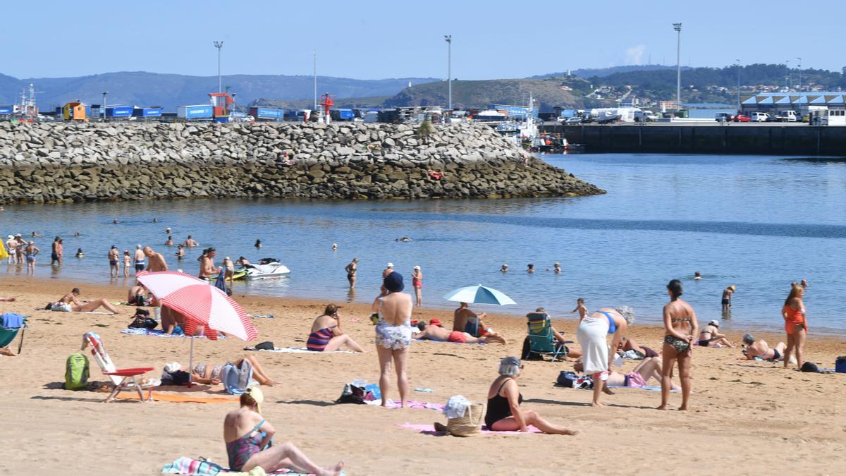 Las playas de A Coruña, abarrotadas con las mareas vivas
