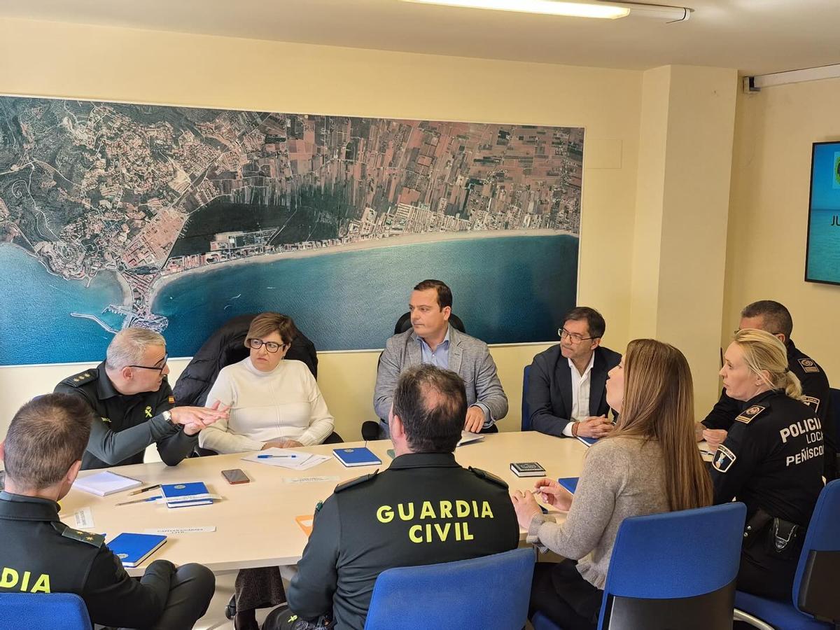 García Valls,  en la reunión de seguridad junto a responsables de la Guardia Civil y del Ayuntamiento de Peñíscola.