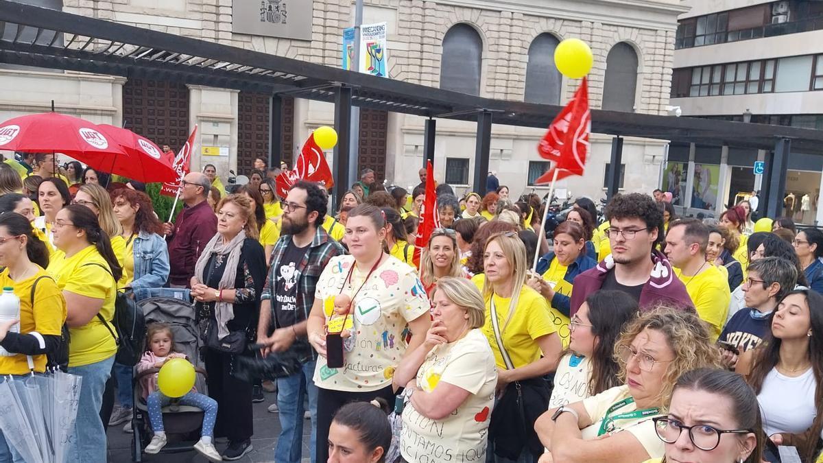 Educadoras protestan en la plaza de la Montañeta de Alicante por su situación laboral