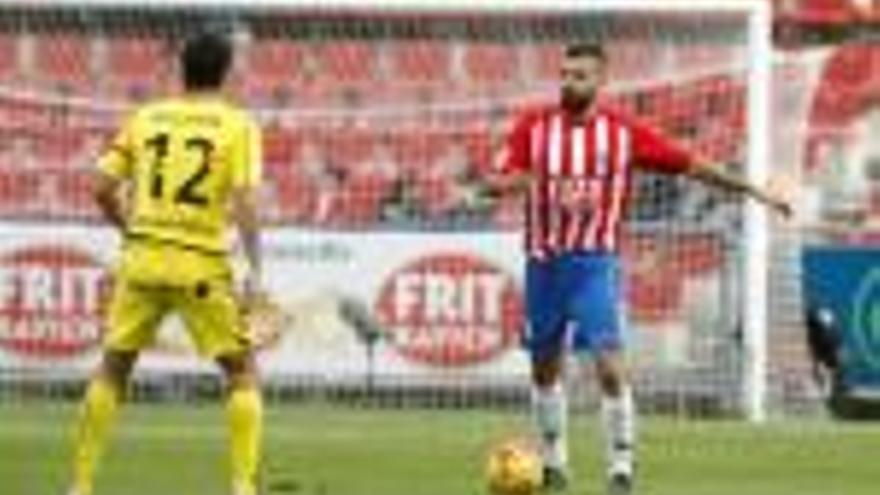 Carles Mas controla la pilota davant Diego Aguirre, de l&#039;Oviedo, en un partit a Montilivi de la passada temporada.