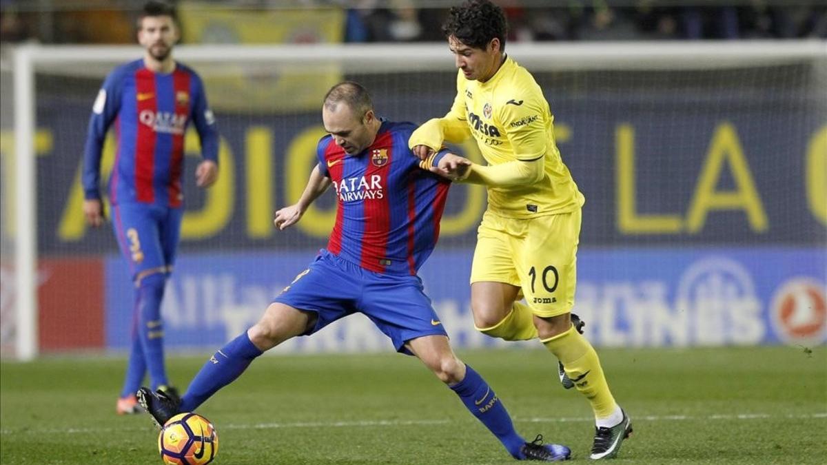 Pato presiona a Iniesta.