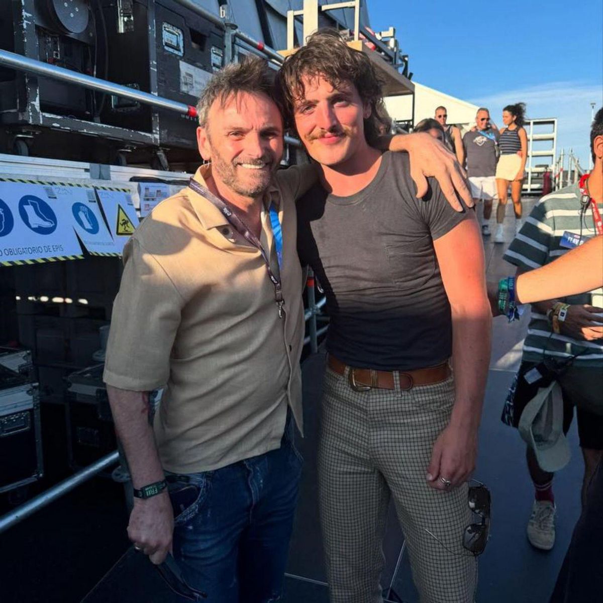 El actor Fernando Tejero con el cantante estadounidense Benson Boone durante el Mad Cool de Madrid. | CÓRDOBA