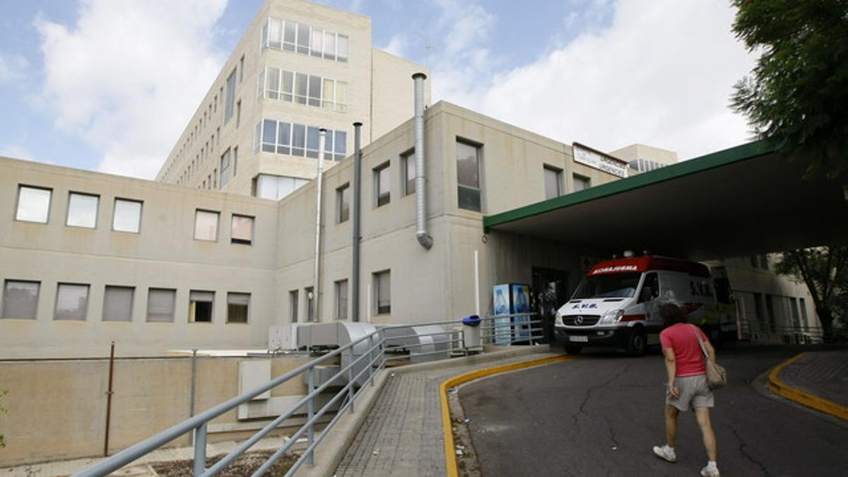 Rampa de entrada al servicio de Urgencias del Hospital Sant Joan de Alicante, este domingo.