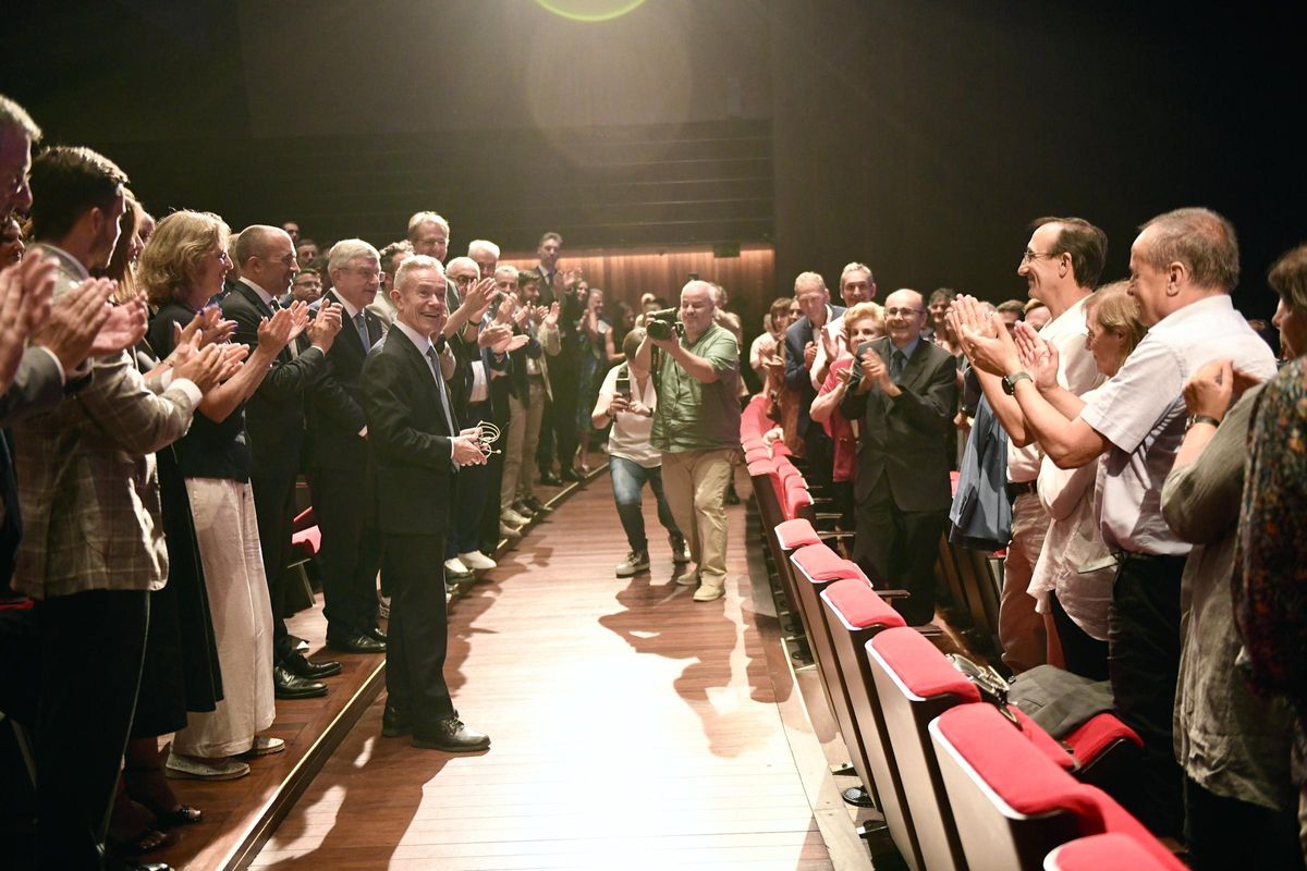 Pere Miró va rebre l'aplaudiment de tot el teatre dempeus