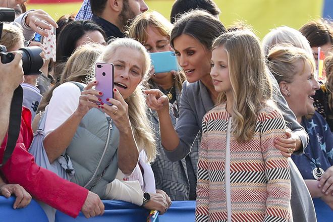 La reina Letizia con la princesa Leonor haciendose fotos con la gente