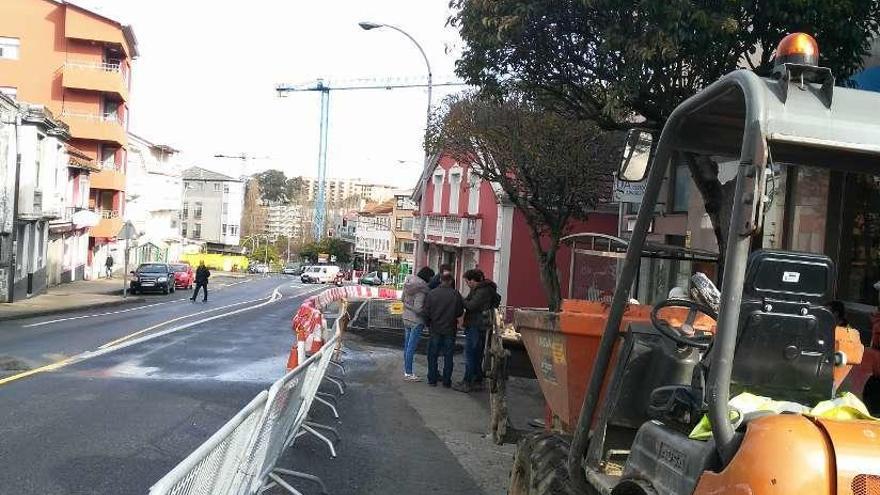 Obras de ejecución de acera, previas a la rotonda en Santa Cruz y al lado, vehículos aparcados en la calle Francisco Comesaña.