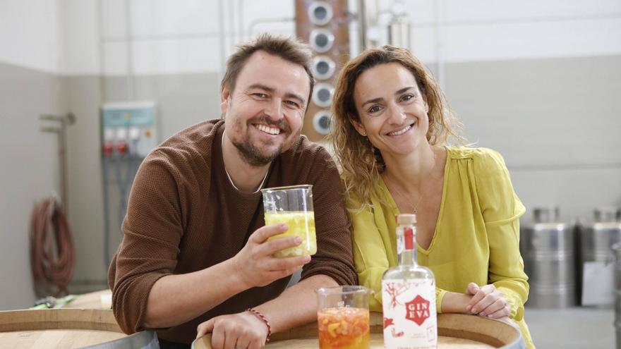 Auf der Suche nach einem Silvester-Mitbringsel? Dieses spanisch-deutsche Paar macht Gin mit Mallorca-Zutaten
