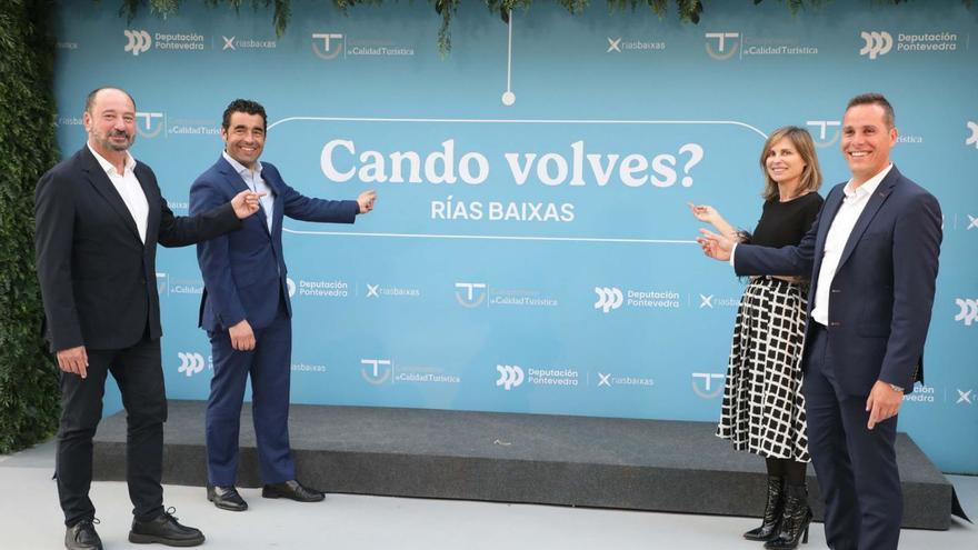 Luis López y Nava Castro, en la Gala de Turismo celebrada en Moraña. | FdV