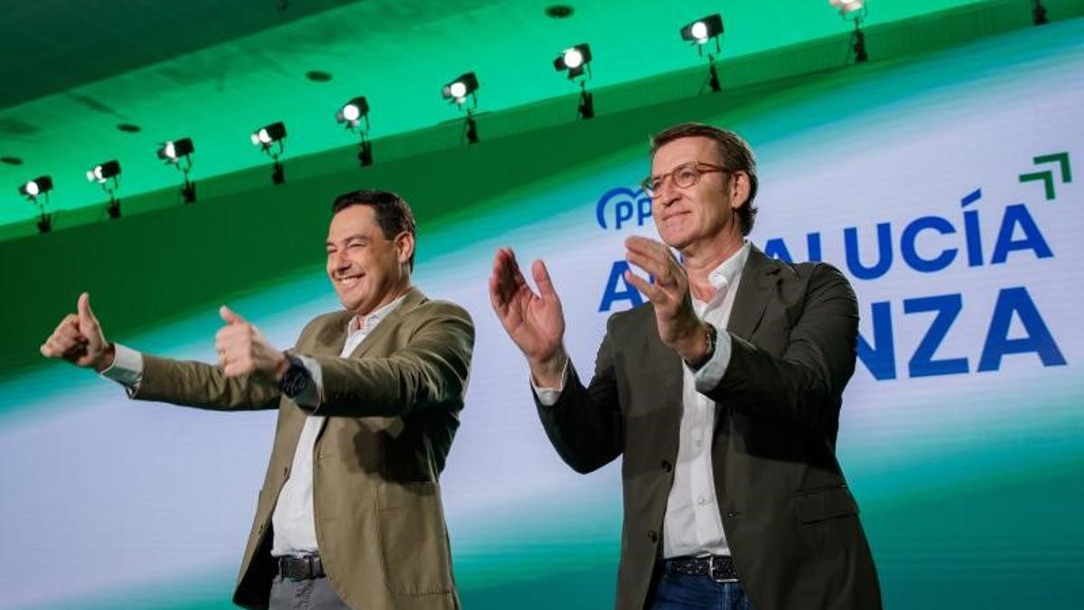 El líder del PP, Alberto Núñez Feijóo (d), con el presidente de la Junta y candidato a la reelección, Juanma Moreno (i), durante el mitin de precampaña de las elecciones andaluzas, este 29 de mayo de 2022 en Sevilla.