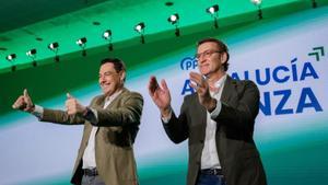 El líder del PP, Alberto Núñez Feijóo (d), con el presidente de la Junta y candidato a la reelección, Juanma Moreno (i), durante el mitin de precampaña de las elecciones andaluzas, este 29 de mayo de 2022 en Sevilla.