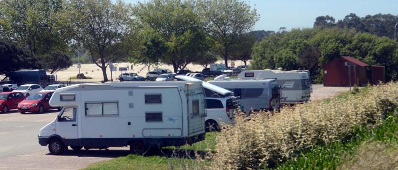 Autocaravanas bien estacionadas en la playa de O Bao.