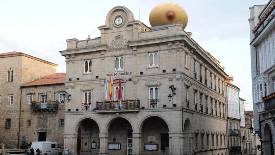 Montaje de un pecho gigante sobre el Concello de Ourense