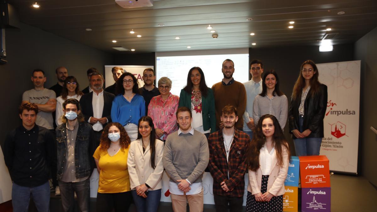 La Alcaldesa, Ana González; la directora del IUTA, Inés Peñuelas; y el gerente de Gijón Impulsa, Luis Díaz; junto a los jóvenes investigadores