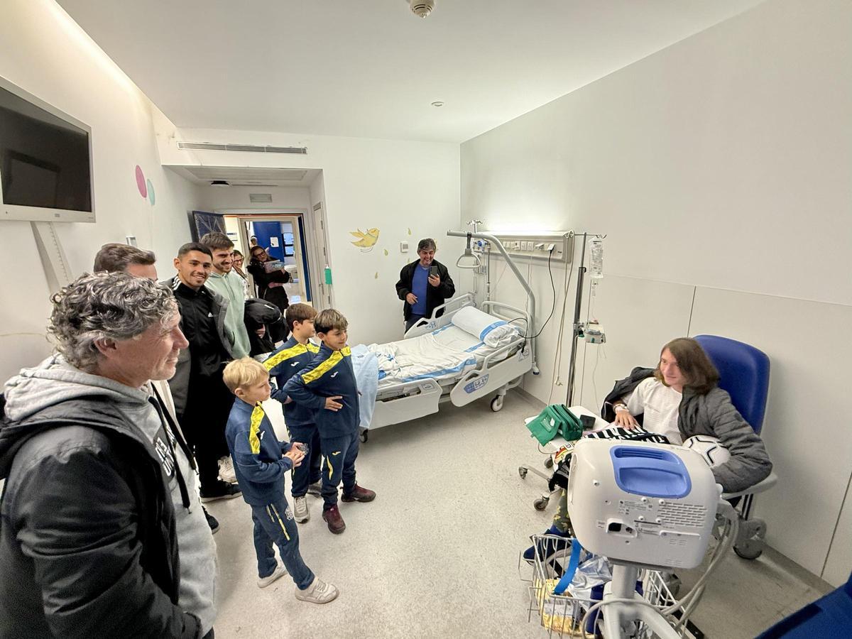 Imagen de la visita de la Peña Deportiva a los niños en Can Misses