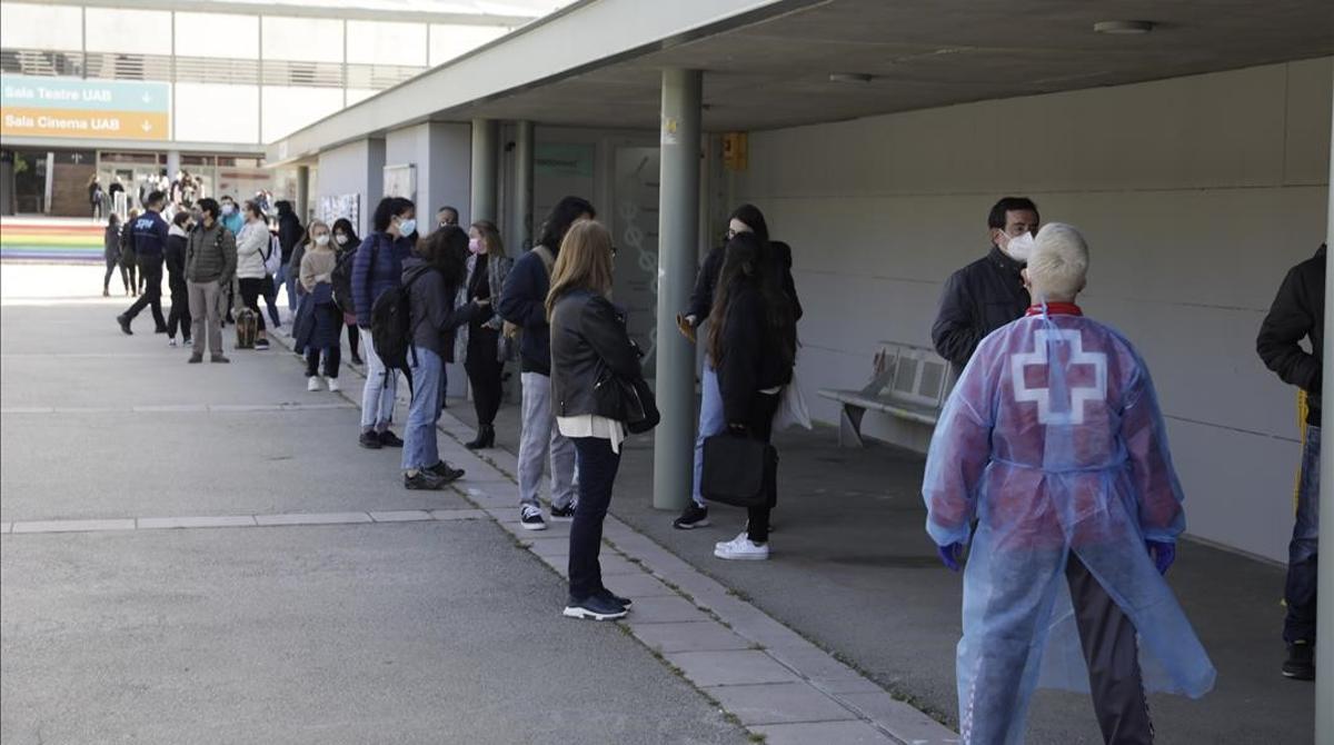 Colas en la UAB durante los cribajes masivos en los que se realizan PCR y test serológicos rápidos a los estudiantes.