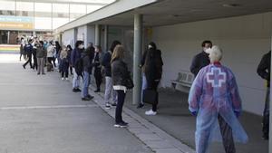 Colas en la UAB durante los cribajes masivos en los que se realizan PCR y test serológicos rápidos a los estudiantes.