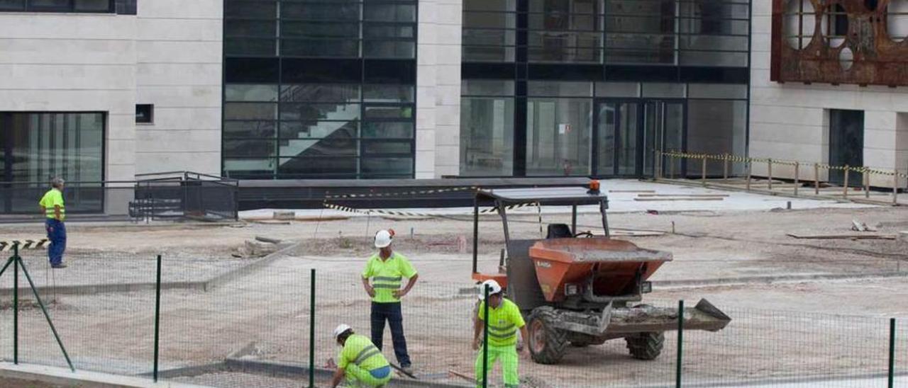 Un grupo de operarios, ayer, trabajando en el exterior del complejo de discapacitados Stephen Hawking.