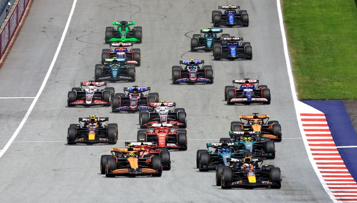 Spielberg (Austria), 30/06/2024.- Red Bull Racing driver Max Verstappen (R) of Netherlands leads at the start of the Formula One Austrian Grand Prix, in Spielberg, Austria, 30 June 2024. (Fórmula Uno, Países Bajos; Holanda) EFE/EPA/MARTIN DIVISEK
