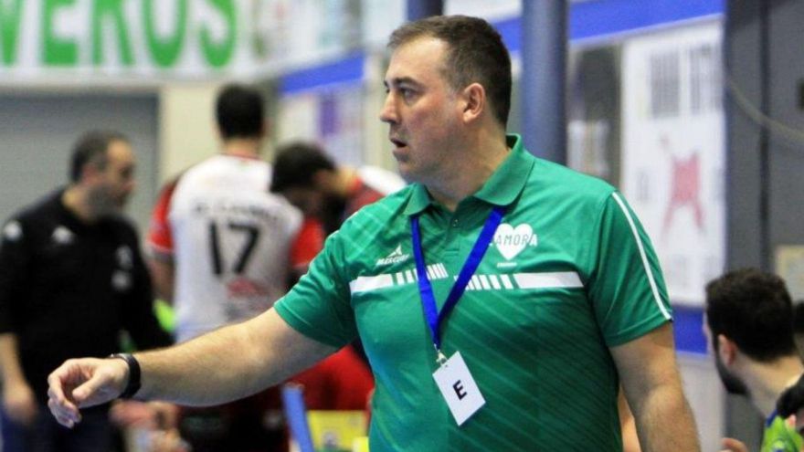 Fran González, técnico del Balonmano Zamora: &quot;No podemos tirar el partido así en los últimos minutos&quot;