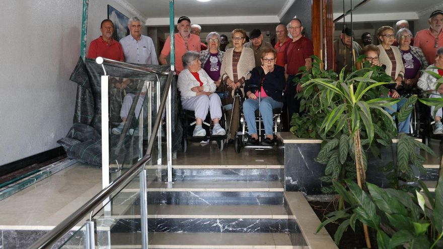 Vecinos de Sanjurjo Badía 104, ante las escaleras y la obra empantanada.