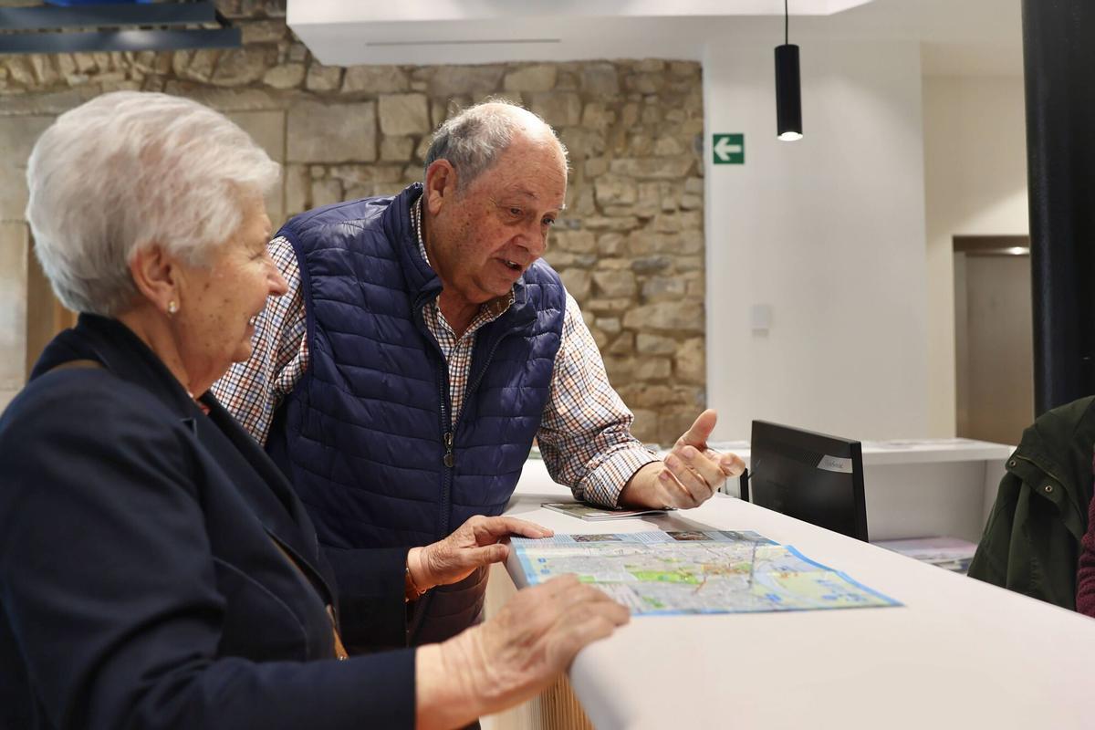 Avilés. Oficina de turismo. Reportaje con visitantes y trabajadores en las renovadas instalaciones