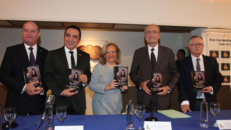 María Jesús Pérez Ortiz, con Antonio Montiel y el alcalde en la presentación de la biografía.