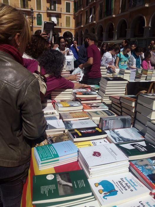 Auf keinen Tag freuen sich die Buchhändler und Bücherfans in Katalonien und auf den Balearen so sehr wie auf den 23. April, der in diesem Jahr auf einen Sonntag fällt. Dann nämlich ist Sant Jordi, der Georgstag, seit 1995 gleichzeitig auch Tag des Buches. Die in den 20er-Jahren in Katalonien begonnene Tradition besagt, dass dem Geliebten ein Buch geschenkt wird. Die Geliebte hingegen bekommt eine Rose.