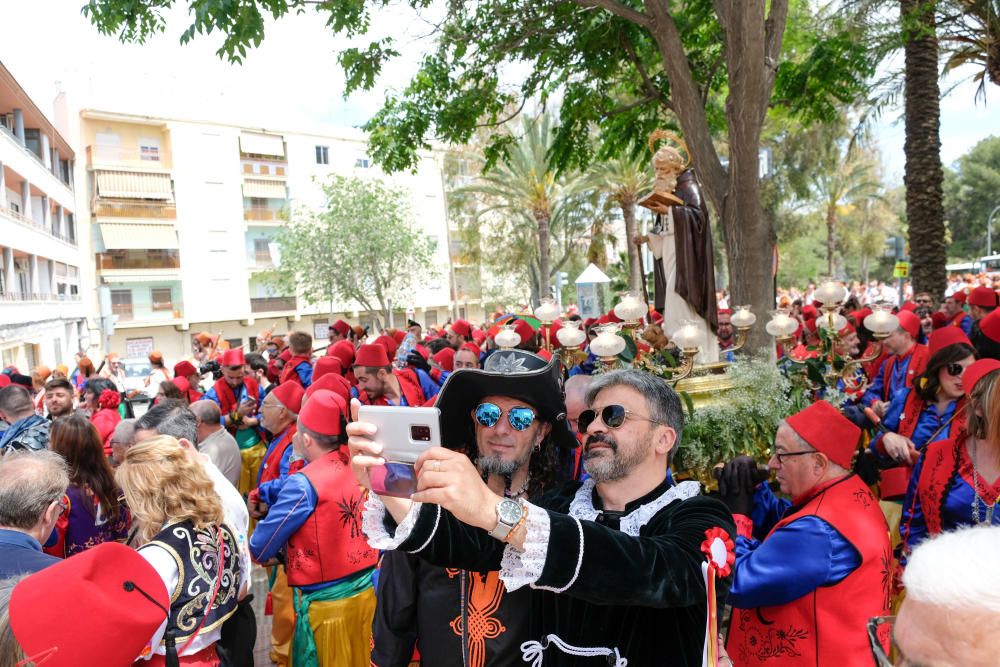 La imagen de San Antón vuelve a presidir el altar mayor de la iglesia de Santa Ana.