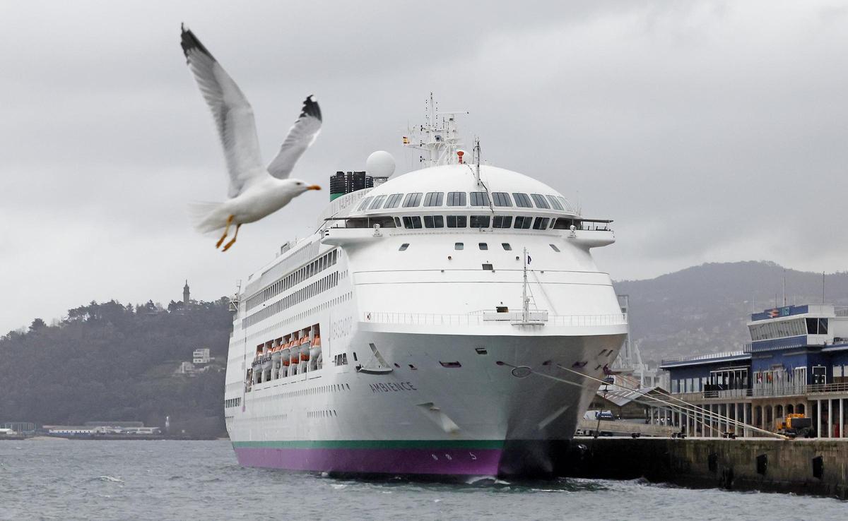 El crucero «Ambience», atracado esta mañana de lunes en el puerto de Vigo