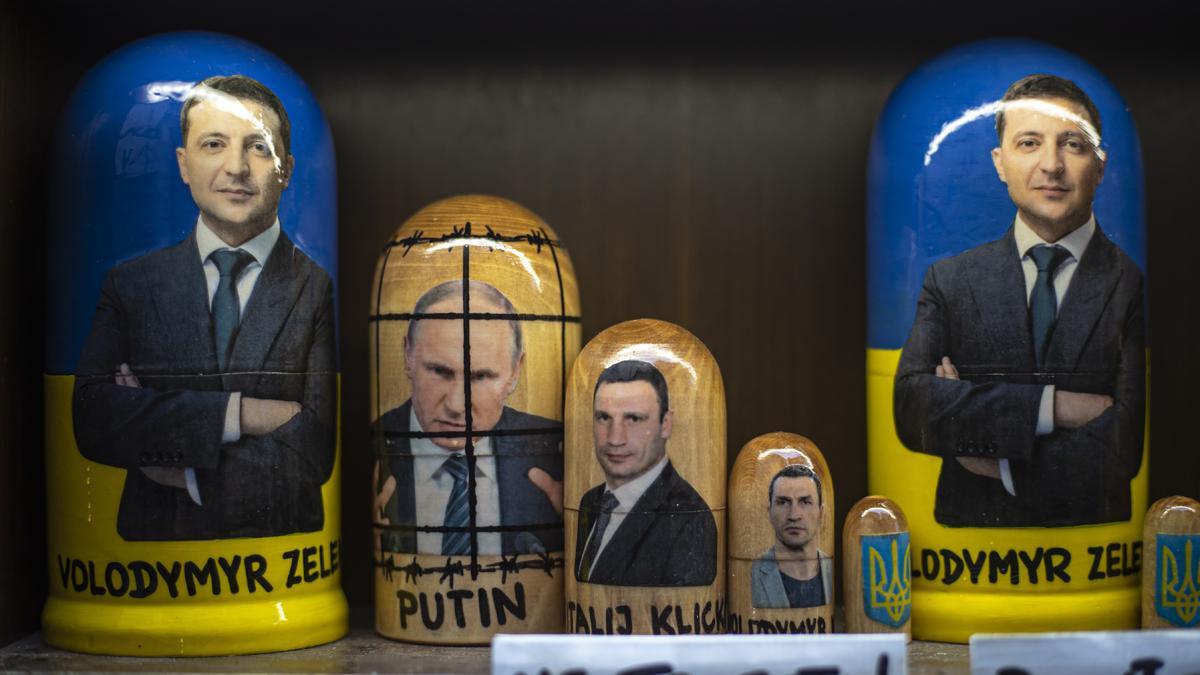 Las muñecas Matryoshka que representan al presidente ruso Vladimir Putin y al presidente ucraniano Volodymyr Zelensky están a la venta en el centro de la ciudad de Praga, República Checa