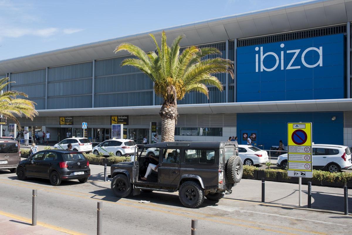 Detalle del frontal de la terminal del aeropuerto de Ibiza.