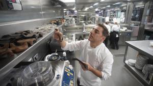 Jordi Roca a la cuina del restaurant Esperit Roca, al castell de Sant Julià de Ramis, el maig passat, poc abans de la inauguració