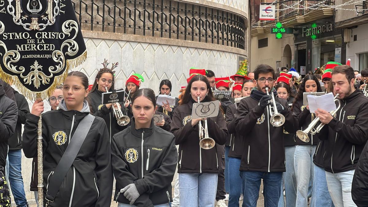La agrupación La Merced tocando en las calles del centro en un día de Navidad.