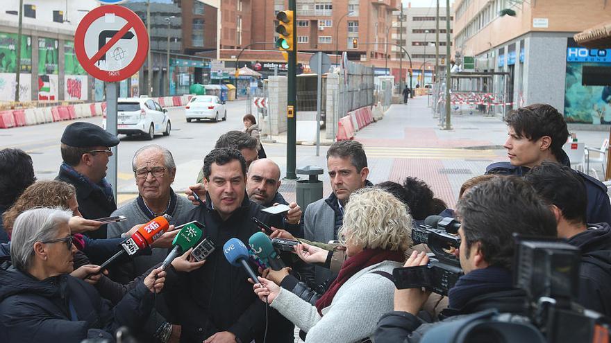 Juanma Moreno comparece ante los medios para denunciar la tardanza de las obras del metro.