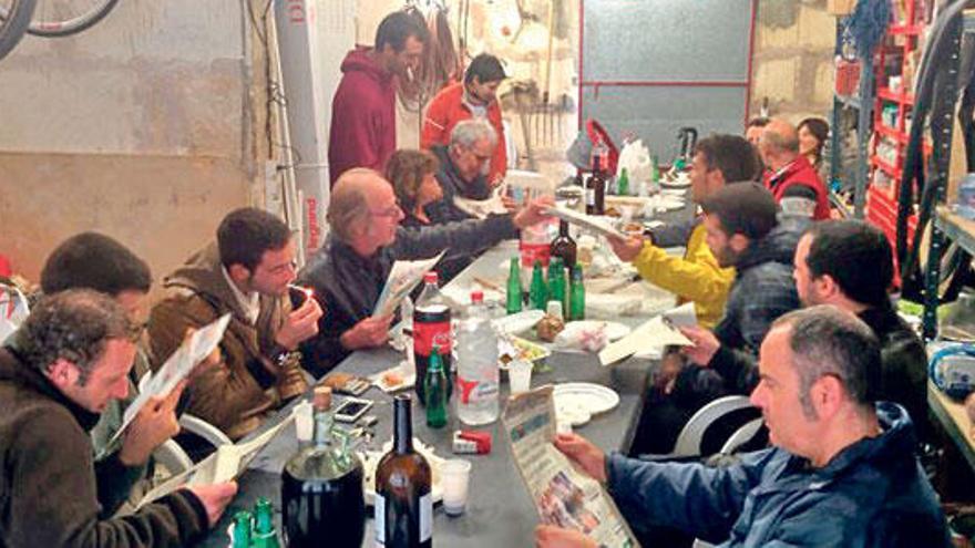 Algunos de los manifestantes multados en 2003, durante la comida celebrada hace unas semanas.