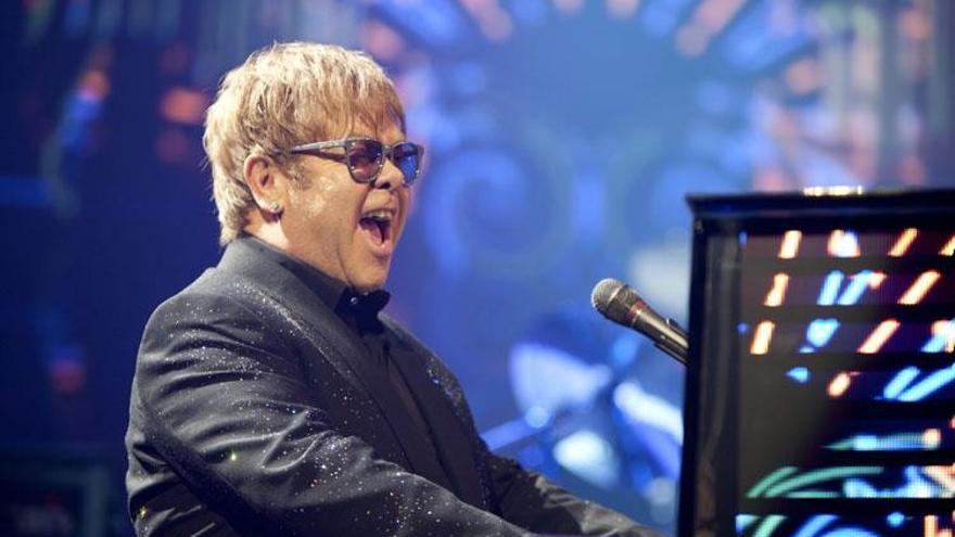 Elton John pasa una noche hospitalizado tras sufrir una caída en su domicilio