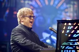 Elton John pasa una noche hospitalizado tras sufrir una caída en su domicilio