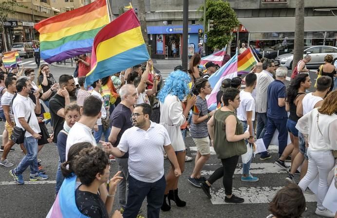 LAS PALMAS DE GRAN CANARIA A 24/06/2017. Este 2017 el lema del orgullo está vinculado a la demanda de la Ley de Igualdad LGTBI que combata los flecos pendientes para la igualdad legal y real. La manifestación discurrió por la avenida de Mesa y López hasta Santa Catalina. FOTO: J.PÉREZ CURBELO