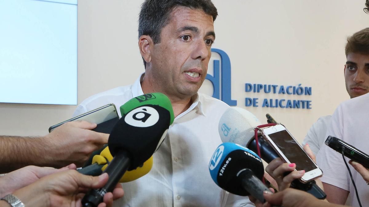El presidente de la Diputación, Carlos Mazón, atiende a los medios