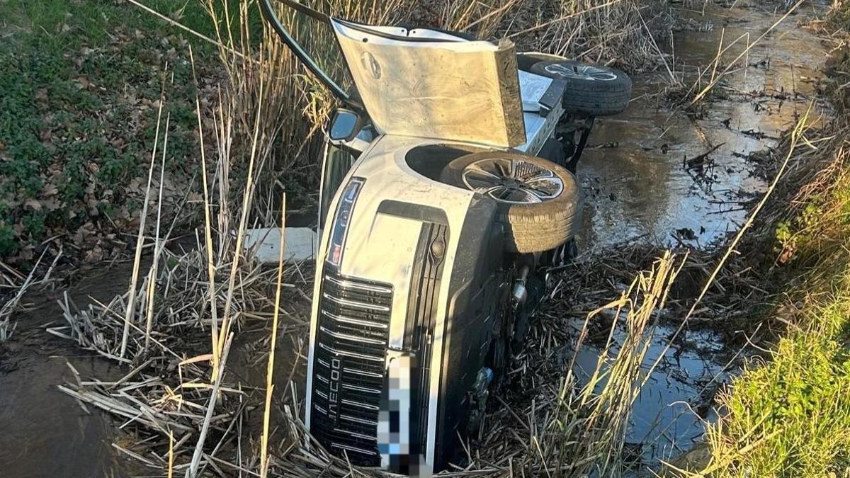 El vehicle accidentat a dins del rec de Castelló d'Empúries.