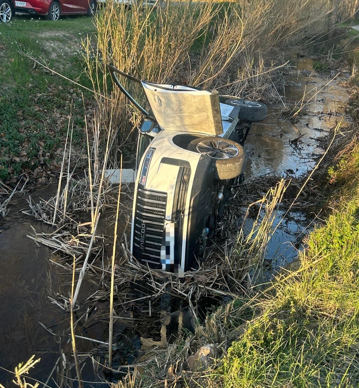 El vehicle accidentat a dins del rec de Castelló d'Empúries.