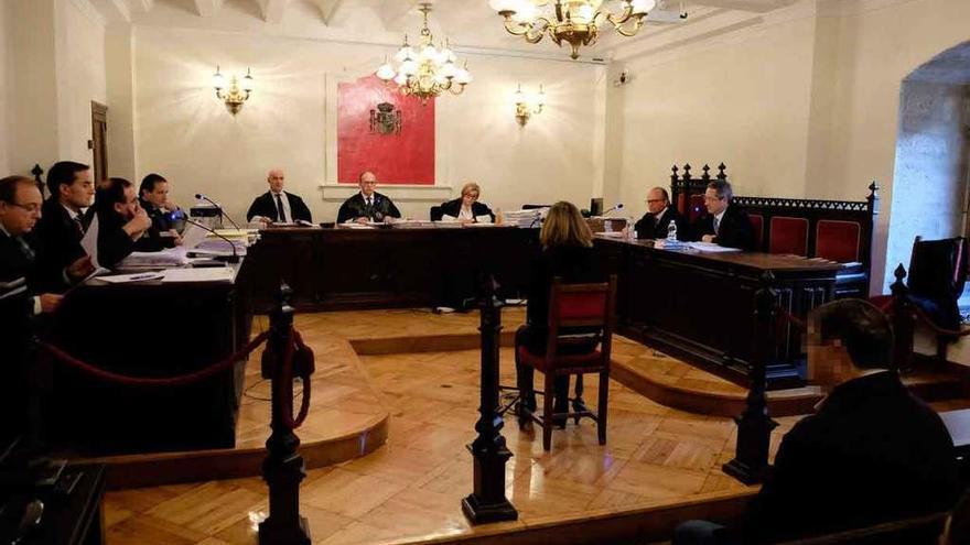 El acusado escucha la declaración de su hermana, también imputada por los mismos delitos.