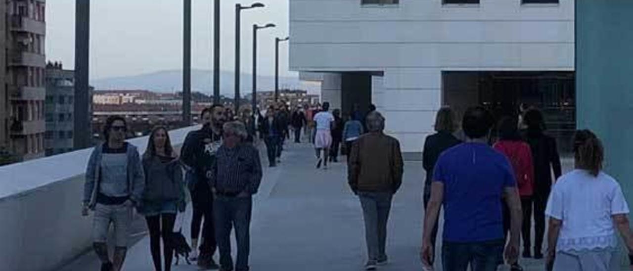 Paseantes por el entorno de las torres del Vasco la pasada semana.