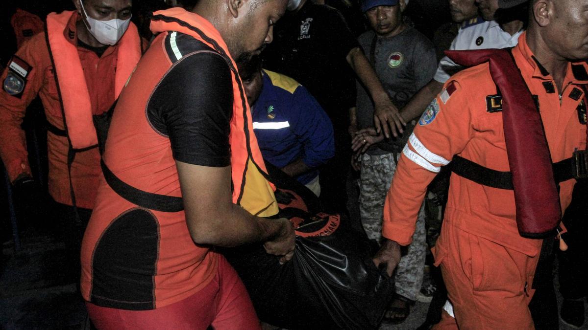 Miembros de los equipos de búsqueda y rescate llevan el cuerpo de una víctima del incendio de un barco en la provincia de Nusa Tenggara Oriental, Indonesia.