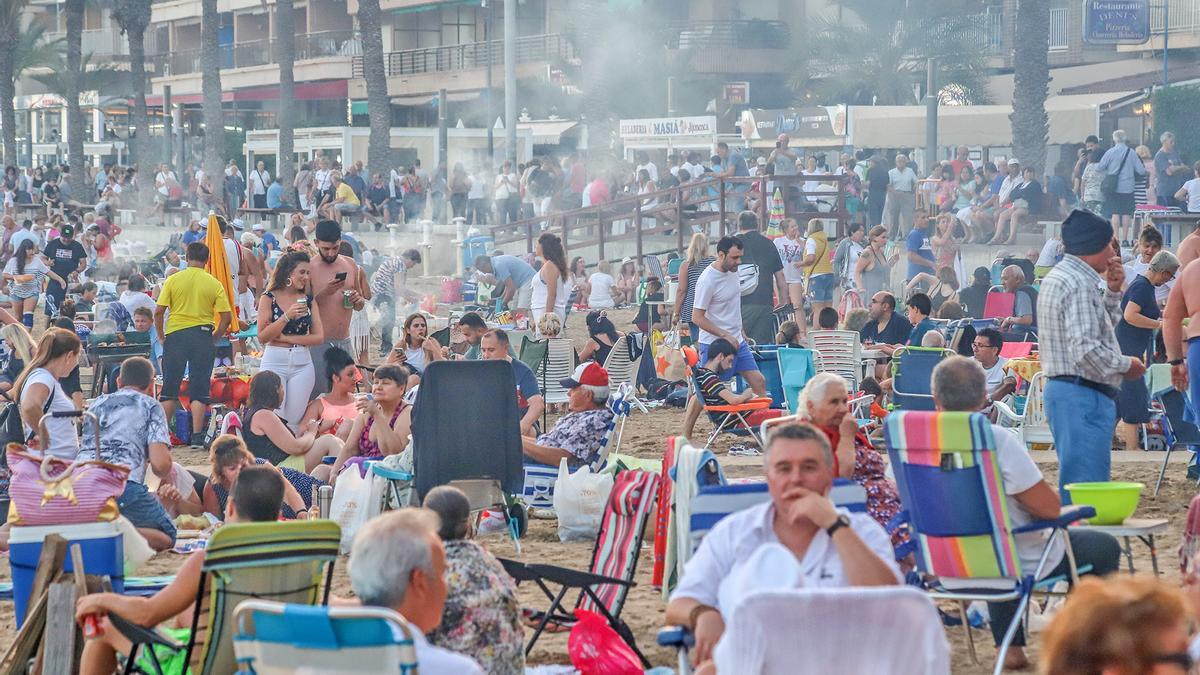 Celebración de la noche de San Juan en playa del Cura de Torrevieja en 2019, abarrotada de público