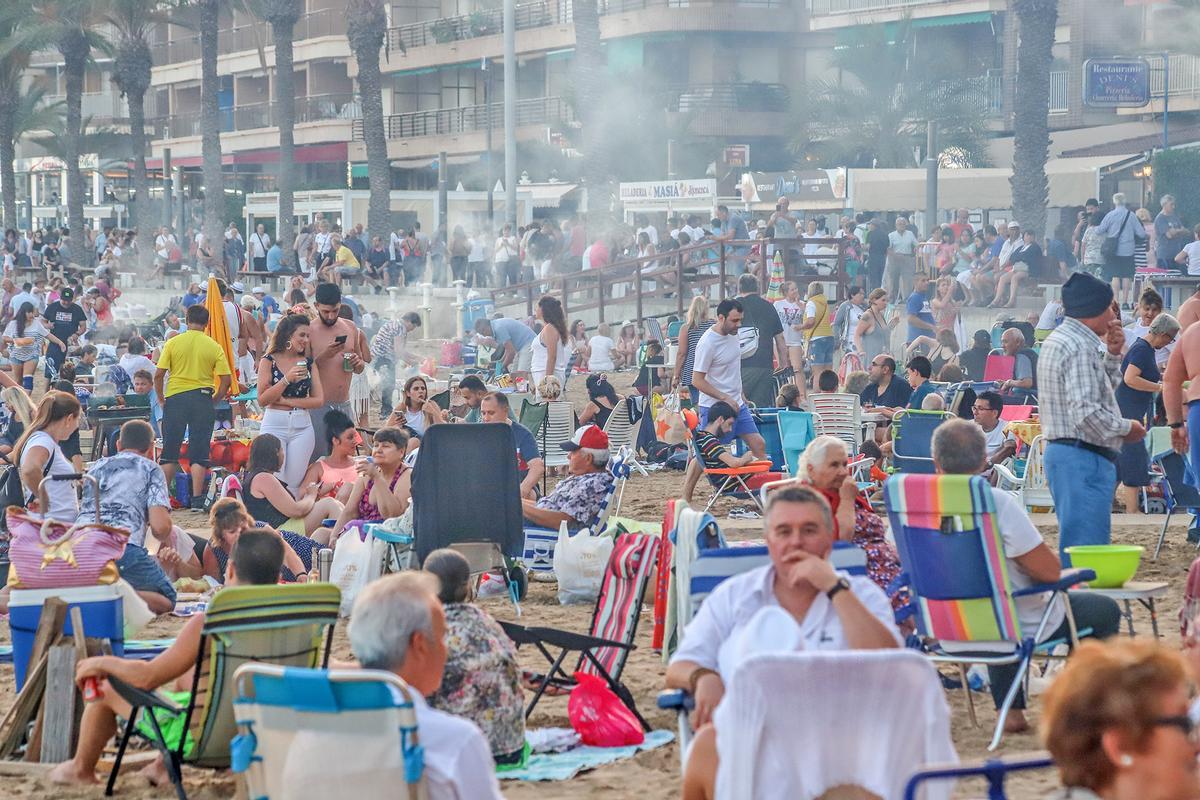 Celebración de la noche de San Juan en playa del Cura de Torrevieja en 2019, abarrotada de público