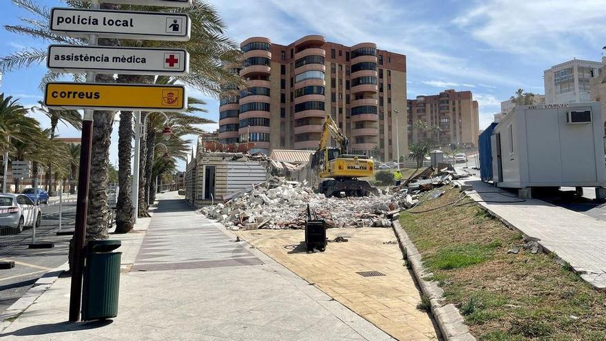 Una pala derribando el centro social de Arenales del Sol.