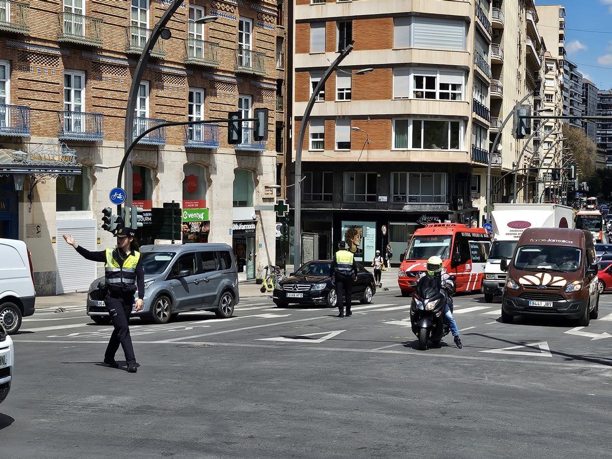 Agentes de la Policía Local de Murcia dirigen el tráfico en la Gran Vía.